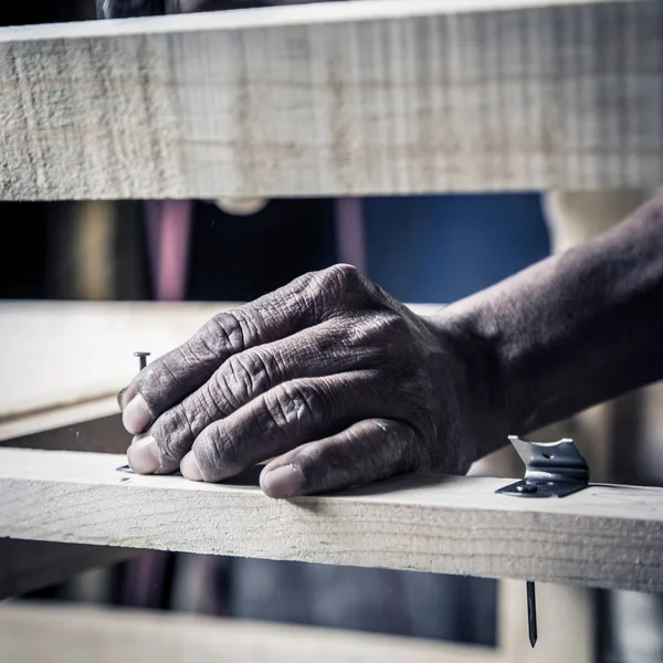 男の手の家具木材業界で働く — ストック写真