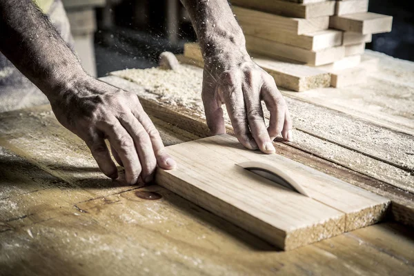 Mani Uomo Che Lavorano Nell Industria Del Legno — Foto Stock