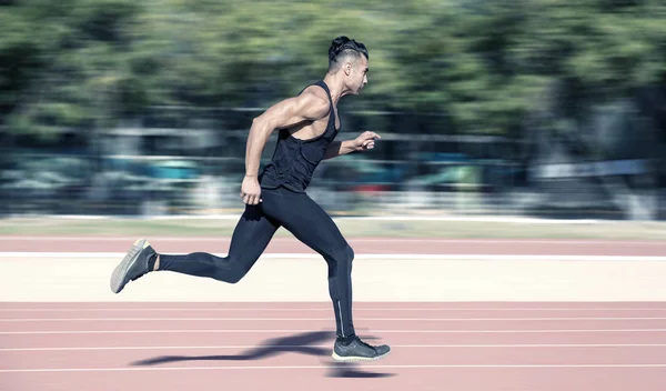 Sprinter Meninggalkan Blok Mulai Pada Jalur Lari Awal Yang Eksplosif — Stok Foto