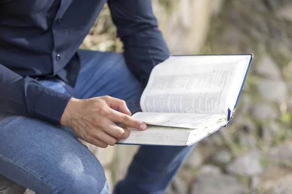 Jonge Zakenman Lezen Heilige Bijbel Tuin — Stockfoto