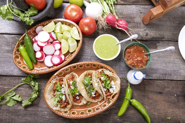 Tacos Carne Pastor Marinado Comida Típica Mexicana Una Mesa Rústica —  Fotos de Stock