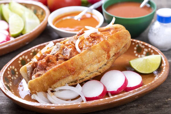 Verdronken Varkensgebak Met Saus Typisch Mexicaans Eten Van Guadalajara Rustieke — Stockfoto