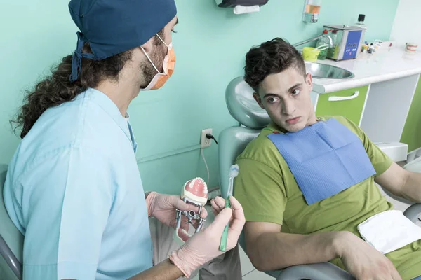 Młody Mężczyzna Dentysta Pacjenta Dentysta Biuro Styl Życia Sceny Lekarz — Zdjęcie stockowe