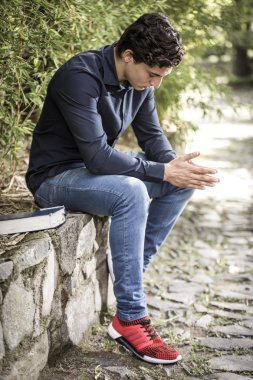 Genç işadamı açık bahçe Kutsal İncil okuma