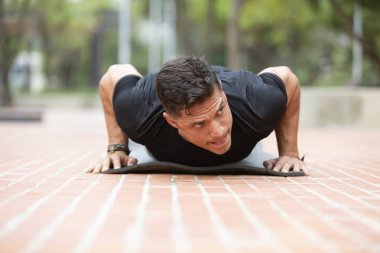 Genç ve çekici adam park açık fitness yapıyor
