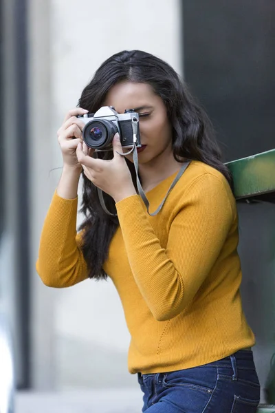 Sokakta Yürürken Moda Giysiler Giyen Güzel Genç Kadın — Stok fotoğraf