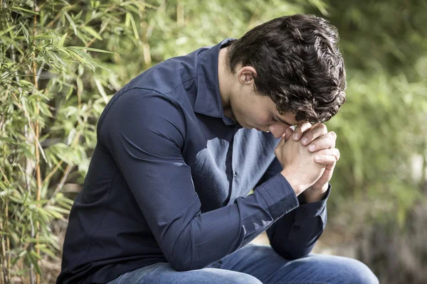 Joven Empresario Leyendo Sagrada Biblia Jardín Aire Libre — Foto de Stock