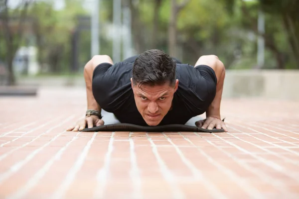 Ung Och Attraktiv Man Gör Fitness Utomhus Park — Stockfoto