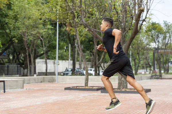 Uomo Giovane Attraente Che Fitness Nel Parco All Aperto — Foto Stock