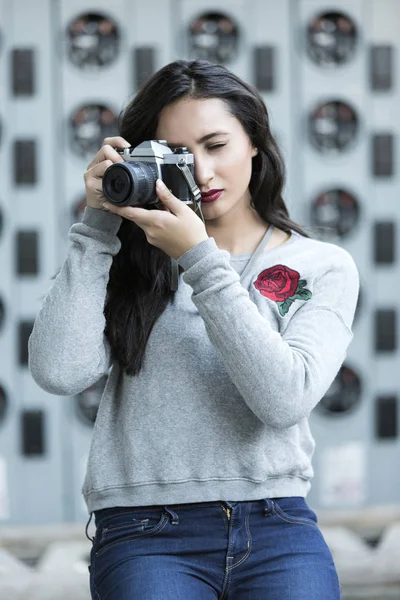 Hermosa Joven Con Ropa Moda Caminando Por Calle — Foto de Stock