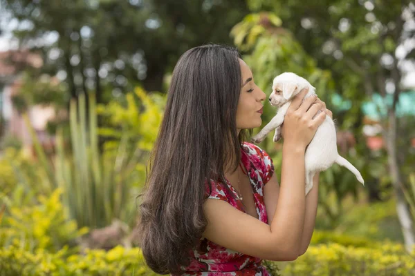 Mujer Joven Hermosa Con Cachorro —  Fotos de Stock