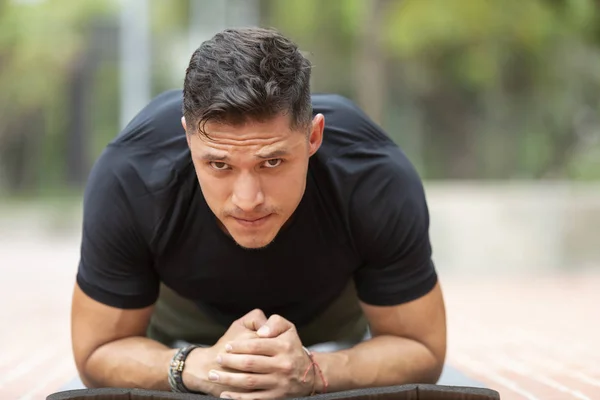 Homem Jovem Atraente Fazendo Fitness Parque Livre — Fotografia de Stock