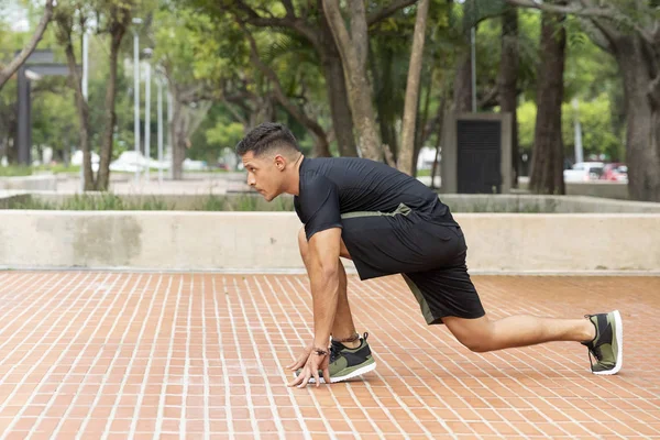 Homem Jovem Atraente Fazendo Fitness Parque Livre — Fotografia de Stock