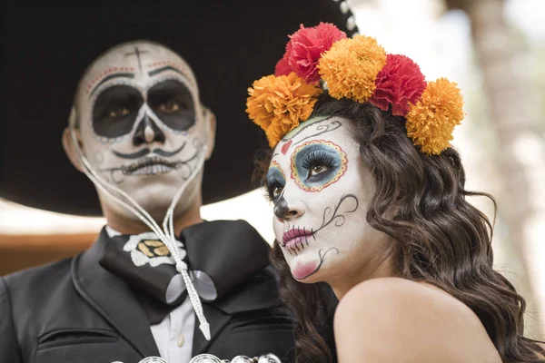 Catrin Und Catrina Auf Dem Friedhof Mit Brautkleidern Auf Einem — Stockfoto