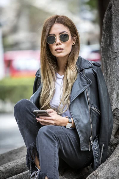 Vacker Ung Kvinna Som Bär Moderiktiga Kläder Promenad Gatan — Stockfoto