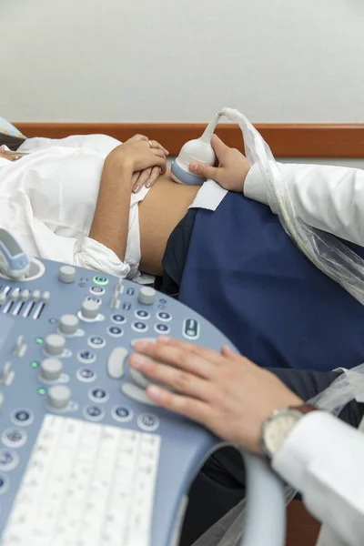 Médico Fazer Exames Saúde Numa Mulher Técnico Ecosonografia — Fotografia de Stock