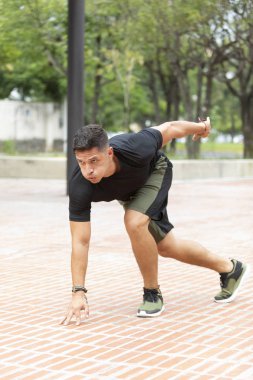 Genç ve çekici adam park açık fitness yapıyor