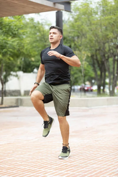 Homem Jovem Atraente Fazendo Fitness Parque Livre — Fotografia de Stock