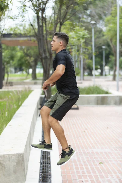 Νέοι Και Ελκυστική Άνδρας Κάνει Γυμναστήριο Στο Υπαίθριο Πάρκο — Φωτογραφία Αρχείου