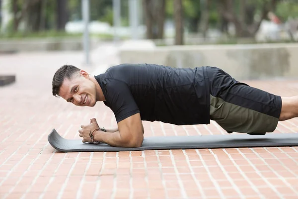 Hombre Joven Atractivo Haciendo Ejercicio Parque Aire Libre — Foto de Stock