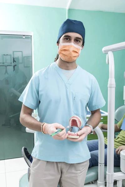 Młody Mężczyzna Dentysta Pacjenta Dentysta Biuro Styl Życia Sceny Opieki — Zdjęcie stockowe