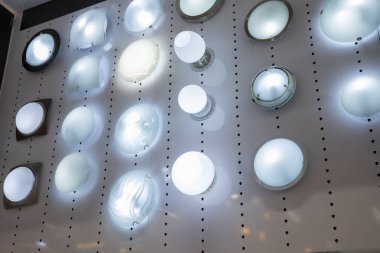 Büyük bir depo lambalar görüntüsünü