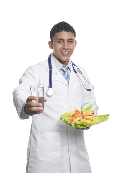 Médico Jovem Sorridente Com Copo Água Uma Salada Suas Mãos — Fotografia de Stock