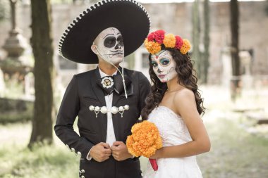 Catrin ve Catrina mezarlığı ile düğün elbiseler bir eski mezarlığı Guadalajara, Meksika.