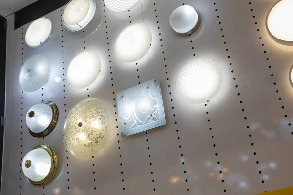 Exibição Lâmpadas Luxo Grande Armazém Cena Noturna — Fotografia de Stock