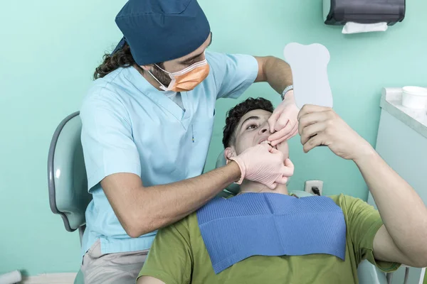 Młody Mężczyzna Dentysta Pacjenta Dentysta Biuro Styl Życia Sceny Lekarz — Zdjęcie stockowe