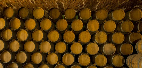 Винные Бочки Сложенные Старом Подвале Винодельни — стоковое фото