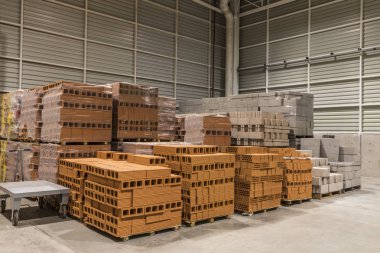 İnşaat için malzeme deposu. Büyük depo