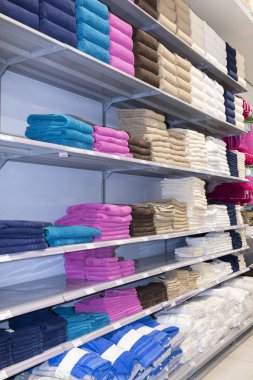 raf ayrıntı satırındaki birçok farklı havlu ile