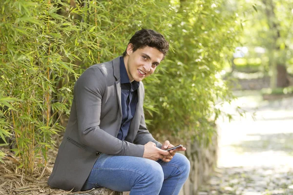 Vista Frontal Retrato Jovem Empresário Sorrindo Andando Direção Câmera Mensagens — Fotografia de Stock