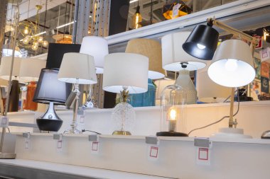 Lüks lambaları büyük bir depo içinde görüntüler. gece çekimi