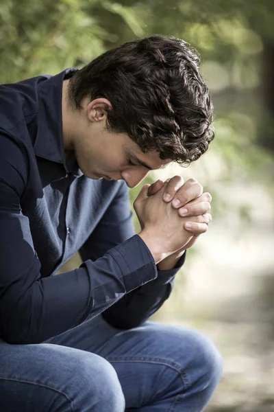 Joven Empresario Leyendo Sagrada Biblia Jardín Aire Libre — Foto de Stock