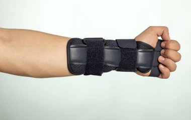 Adam el ile ayarlanabilir Immobilizer kemikler ve kaslar hasar ve yaralanmalar için... Ortopedik device.human, karanlık, 