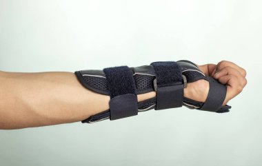 Adam el ile ayarlanabilir Immobilizer kemikler ve kaslar hasar ve yaralanmalar için... Ortopedik device.human, karanlık, 