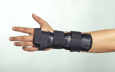 Adam el ile ayarlanabilir Immobilizer kemikler ve kaslar hasar ve yaralanmalar için... Ortopedik device.human, karanlık, 