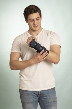 Adam el ile ayarlanabilir Immobilizer kemikler ve kaslar hasar ve yaralanmalar için. Ortopedik device.human, karanlık, 