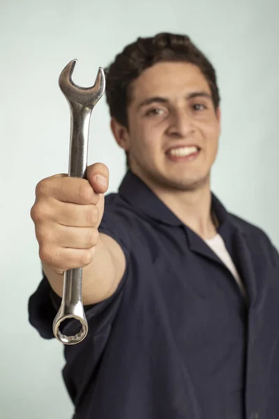 Real Feliz Mecânico Homem Detalhe Com Chave Espanhola Sua Mão — Fotografia de Stock