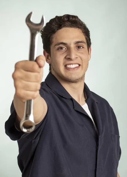 Real Feliz Mecânico Homem Detalhe Com Chave Espanhola Sua Mão — Fotografia de Stock