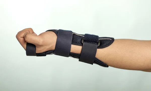 Mão Homem Com Imobilizador Ajustável Para Lesões Ossos Músculos Dispositivo — Fotografia de Stock