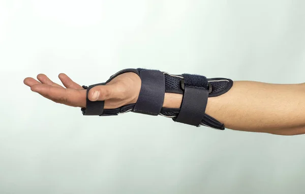 Mann Hand Mit Einstellbarer Wegfahrsperre Für Verletzungen Der Knochen Und — Stockfoto