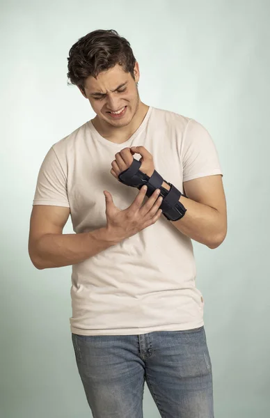 Joven Inmovilizador Mano Para Lesiones Huesos Músculos Expresión Dolor Cara — Foto de Stock