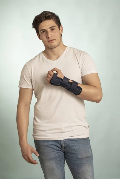 Mano Hombre Con Inmovilizador Ajustable Para Lesiones Huesos Músculos Dispositivo — Foto de Stock