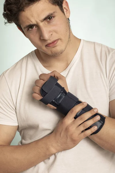 Mano Hombre Con Inmovilizador Ajustable Para Lesiones Huesos Músculos Dispositivo — Foto de Stock