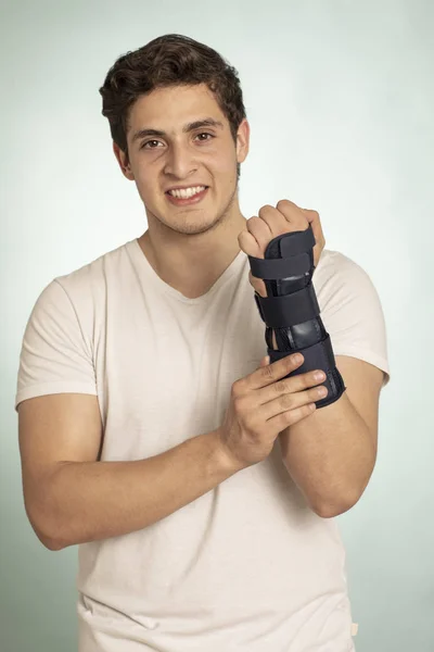 Man Hand Met Verstelbare Startonderbreker Voor Verwondingen Van Botten Spieren — Stockfoto