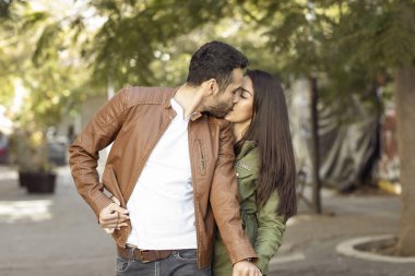 İki aşık. Genel parkta mutlu zevk