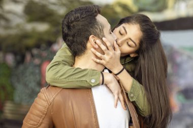 İki aşık. Genel parkta mutlu zevk